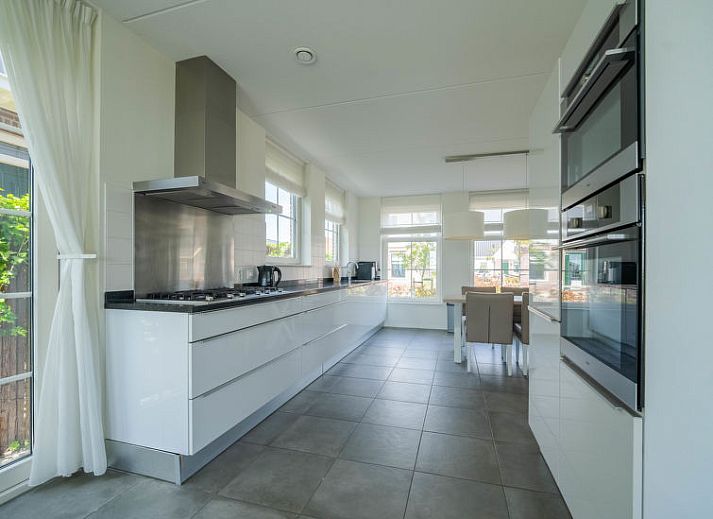 Gezellige woonkamer in Vakantiehuis Westertoren Sauna 12, EuroParcs Poort van Amste, Uitdam, Amsterdam eo, met comfortabele zithoek.