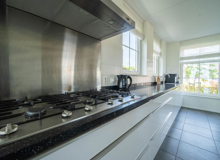 Gezellige woonkamer in Vakantiehuis Westertoren Sauna 12, EuroParcs Poort van Amste, Uitdam, Amsterdam eo, met comfortabele zithoek.