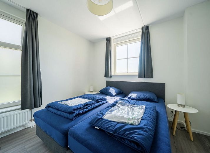 Eetruimte van Vakantiehuis Westertoren Sauna 12, EuroParcs Poort van Amste, Uitdam, Amsterdam eo, met grote tafel en moderne lampen.