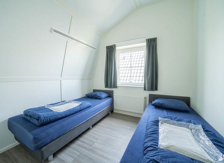 Eetruimte van Vakantiehuis Westertoren Sauna 12, EuroParcs Poort van Amste, Uitdam, Amsterdam eo, met grote tafel en moderne lampen.