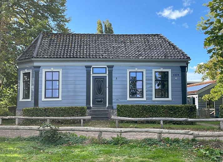 Gemuetliche Sitzecke auf der Veranda des Ferienhauses in Broek in Waterland, Amsterdam eo, Nordholland.