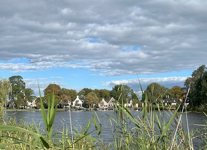 Gemuetliche Sitzecke auf der Veranda des Ferienhauses in Broek in Waterland, Amsterdam eo, Nordholland.