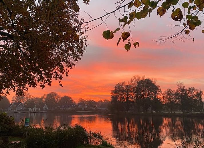 Gemuetliche Sitzecke auf der Veranda des Ferienhauses in Broek in Waterland, Amsterdam eo, Nordholland.