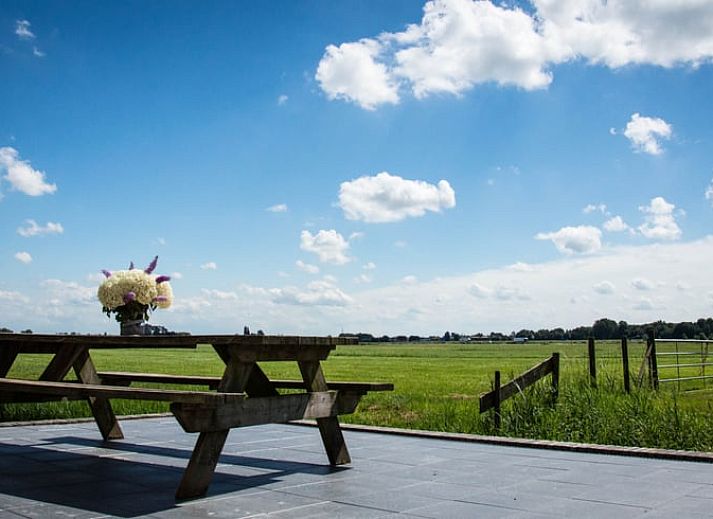 Ruime woonkamer met uitzicht in Huisje in Amstelveen, vakantieverblijf in Amstelveen, Amsterdam eo, Noord-Holland.