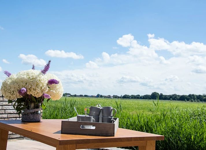 Ruime woonkamer met uitzicht in Huisje in Amstelveen, vakantieverblijf in Amstelveen, Amsterdam eo, Noord-Holland.