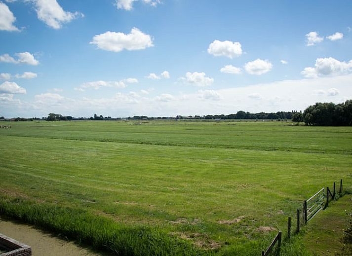 Ruime woonkamer met uitzicht in Huisje in Amstelveen, vakantieverblijf in Amstelveen, Amsterdam eo, Noord-Holland.
