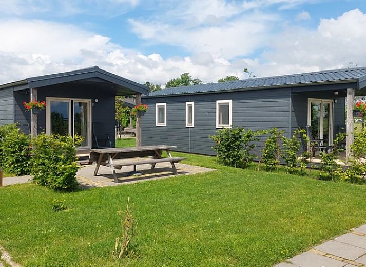 Vakantiehuisje in Weesp met veranda en picknicktafel, gelegen in Amsterdam eo, Noord-Holland.