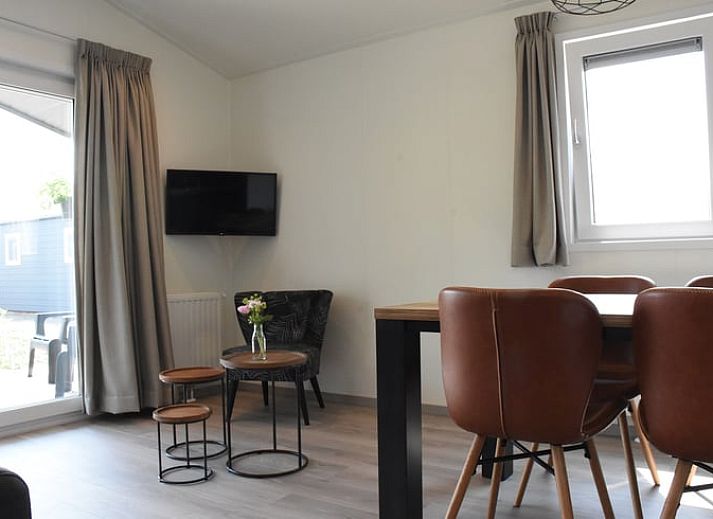 Vakantiehuisje in Weesp met veranda en picknicktafel, gelegen in Amsterdam eo, Noord-Holland.