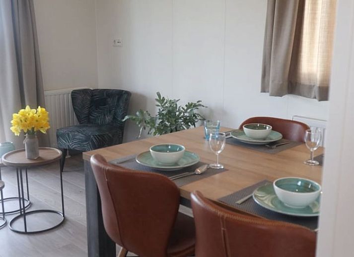 Vakantiehuisje in Weesp met veranda en picknicktafel, gelegen in Amsterdam eo, Noord-Holland.