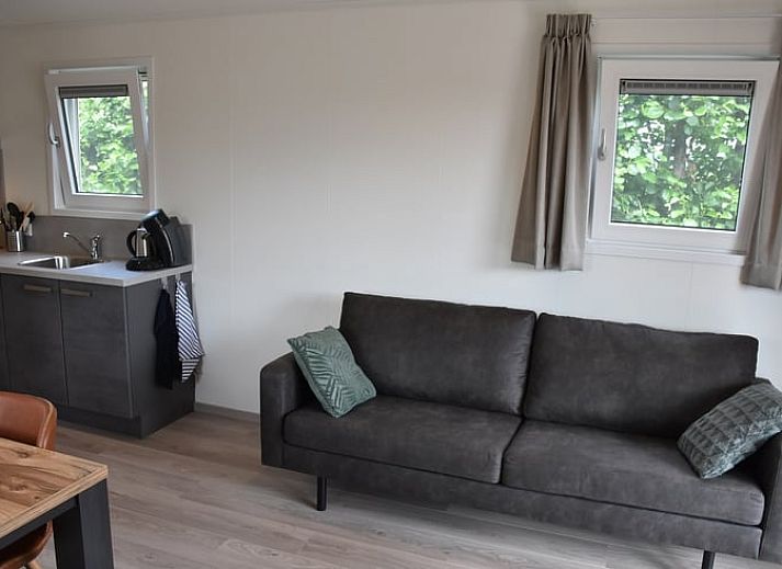 Twee vakantiehuisjes in Weesp met groene gazons, Amsterdam eo, Noord-Holland.