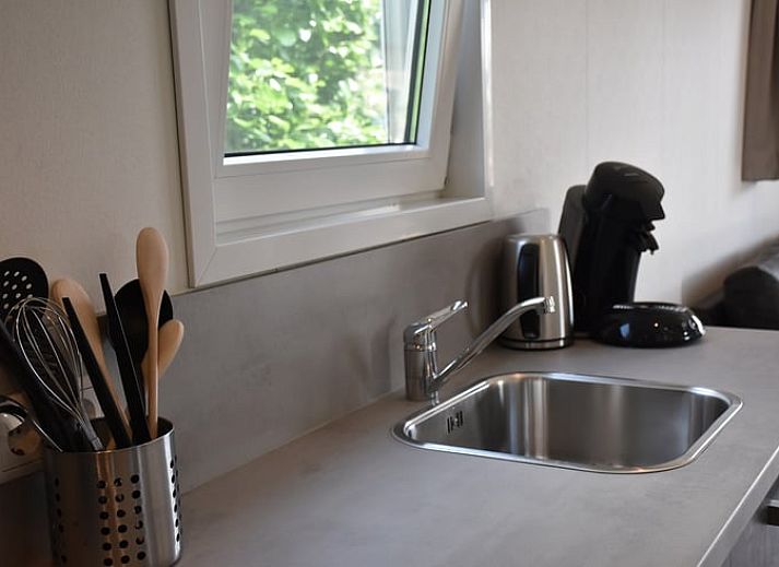 Twee vakantiehuisjes in Weesp met groene gazons, Amsterdam eo, Noord-Holland.