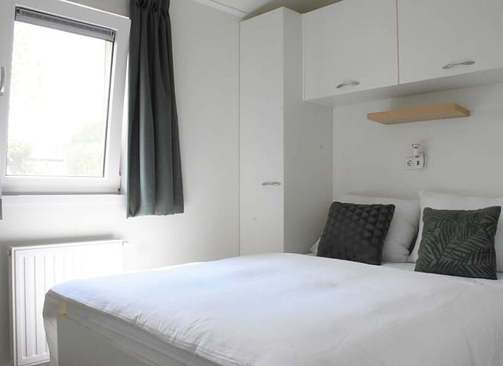 Twee vakantiehuisjes in Weesp met groene gazons, Amsterdam eo, Noord-Holland.