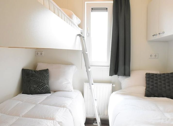 Twee vakantiehuisjes in Weesp met groene gazons, Amsterdam eo, Noord-Holland.