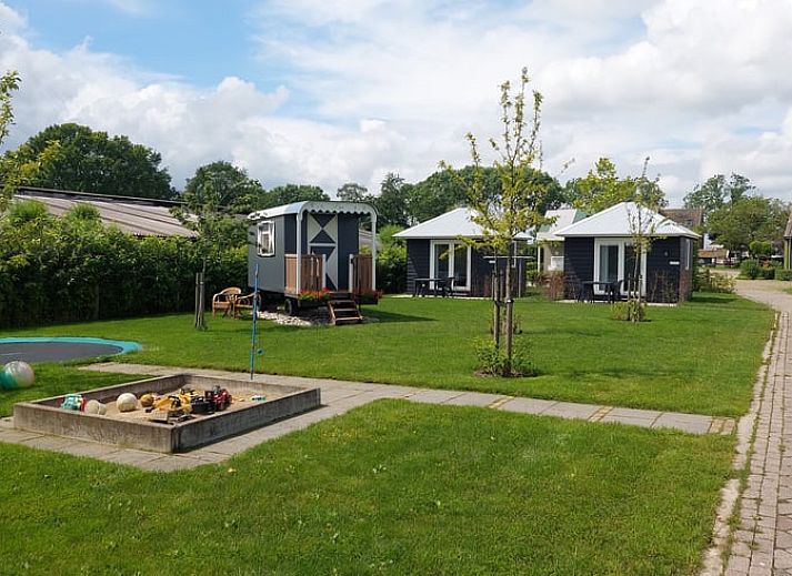 Moderne woonkamer in Vakantiehuisje in Weesp met comfortabele stoelen, Amsterdam eo, Noord-Holland.