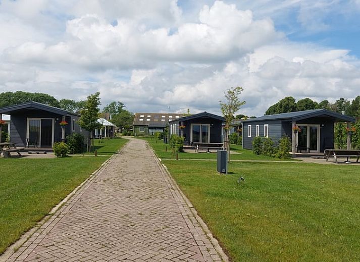 Moderne woonkamer in Vakantiehuisje in Weesp met comfortabele stoelen, Amsterdam eo, Noord-Holland.