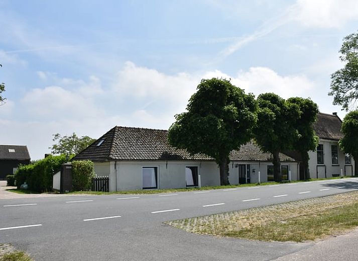 Eetkamer in Vakantiehuisje in Weesp met stijlvolle tafel en stoelen, Amsterdam eo, Noord-Holland.