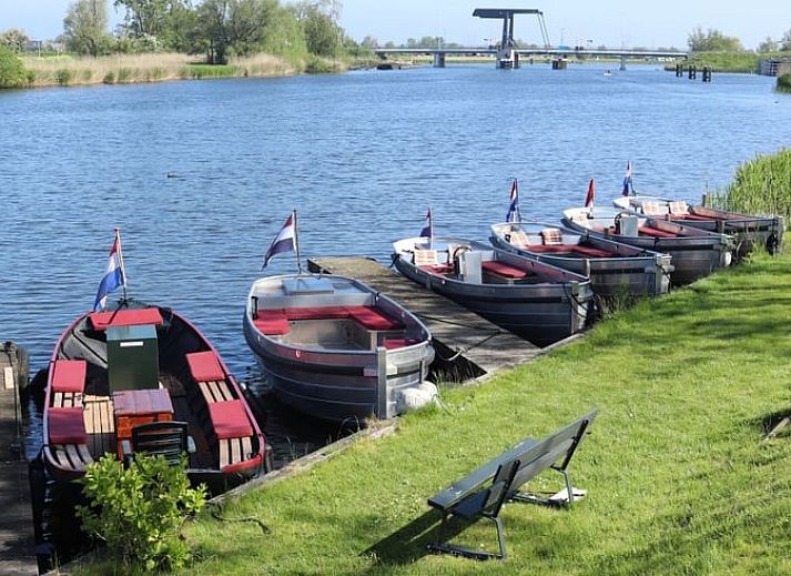 Eetkamer in Vakantiehuisje in Weesp met stijlvolle tafel en stoelen, Amsterdam eo, Noord-Holland.