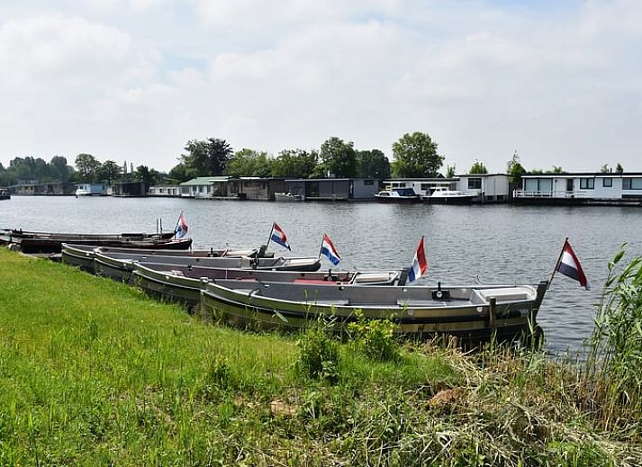 Eetkamer in Vakantiehuisje in Weesp met stijlvolle tafel en stoelen, Amsterdam eo, Noord-Holland.