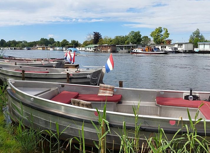 Eetkamer in Vakantiehuisje in Weesp met stijlvolle tafel en stoelen, Amsterdam eo, Noord-Holland.