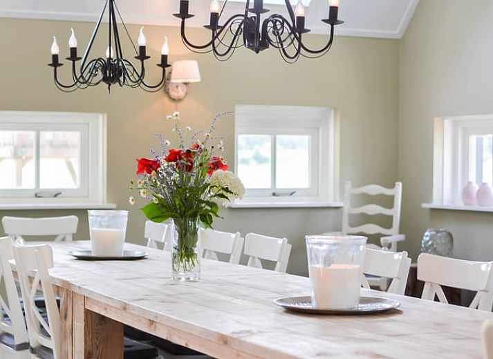 Vorderseite von Cottage in Mander, Ferienhaus in Mander, Twente, mit laendlicher Architektur und gruener Umgebung.