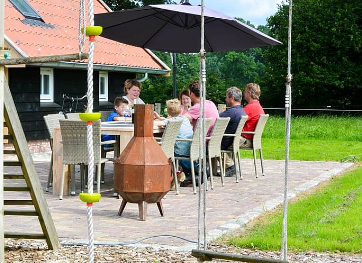 Vorderseite von Cottage in Mander, Ferienhaus in Mander, Twente, mit laendlicher Architektur und gruener Umgebung.