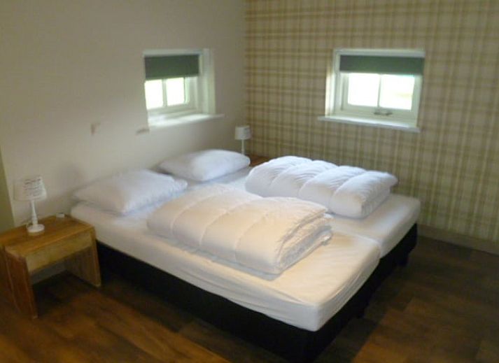 Gemuetliches Esszimmer im Cottage in Mander, Mander, Twente, mit Holztisch und stimmungsvollen Kronleuchtern.