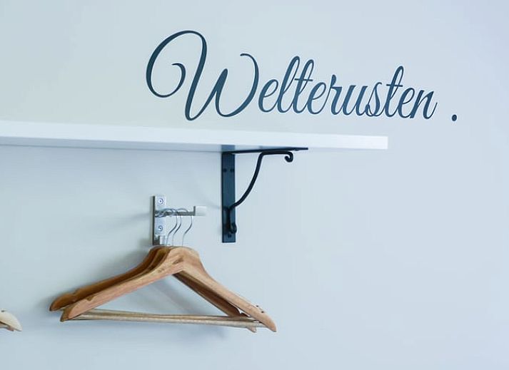 Gemuetliches Esszimmer im Cottage in Mander, Mander, Twente, mit Holztisch und stimmungsvollen Kronleuchtern.