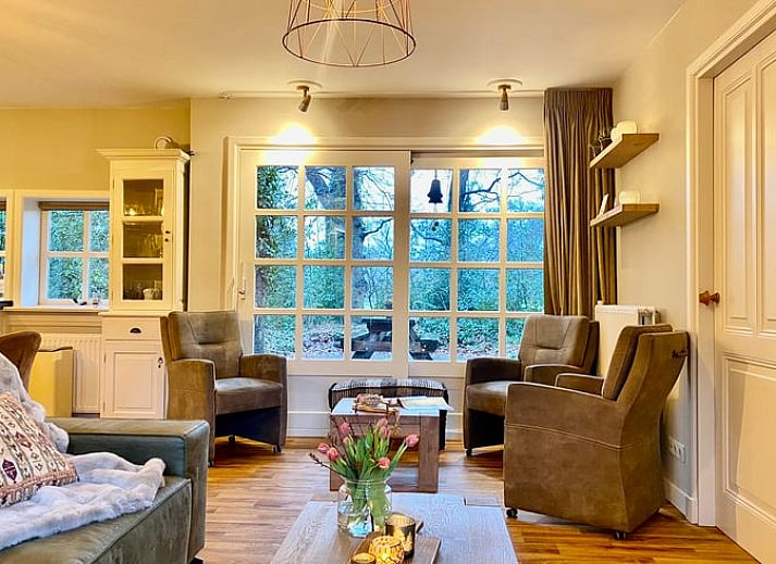 Luftaufnahme von Huisje in Mander, Ferienhaus umgeben von gruenen Baeumen in Mander, Twente, Overijssel.