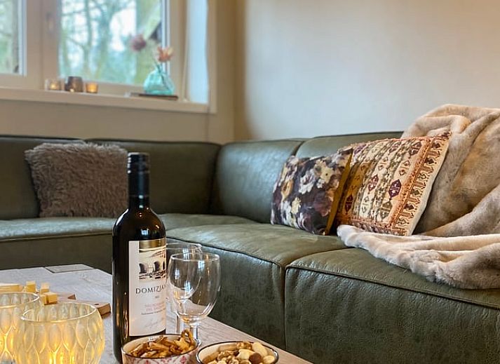 Moderne Kueche in Cottage in Mander, Ferienhaus in Mander, Twente, mit stilvollen Geraeten und Holzboden.