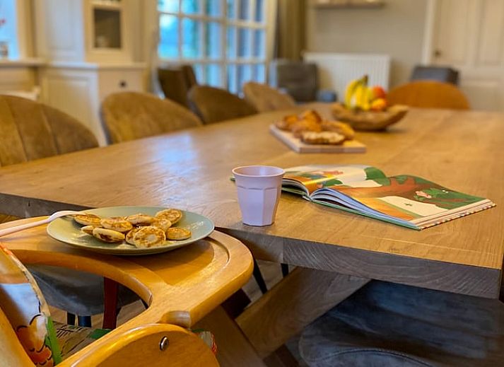 Moderne Kueche in Cottage in Mander, Ferienhaus in Mander, Twente, mit stilvollen Geraeten und Holzboden.