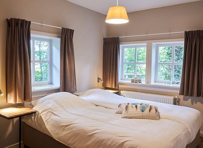 Moderne Kueche in Cottage in Mander, Ferienhaus in Mander, Twente, mit stilvollen Geraeten und Holzboden.