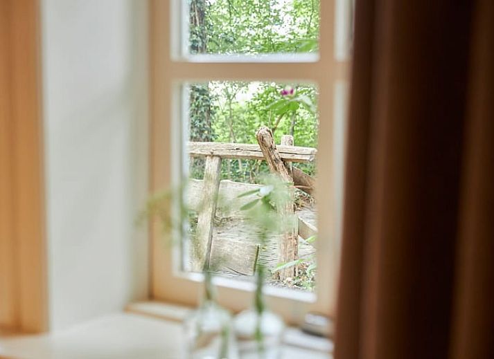 Moderne Kueche in Cottage in Mander, Ferienhaus in Mander, Twente, mit stilvollen Geraeten und Holzboden.