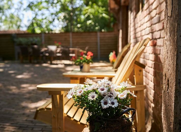 Blick in die Kueche in Cottage in Mander, Ferienhaus in Mander, Twente, mit warmem Holzboden.