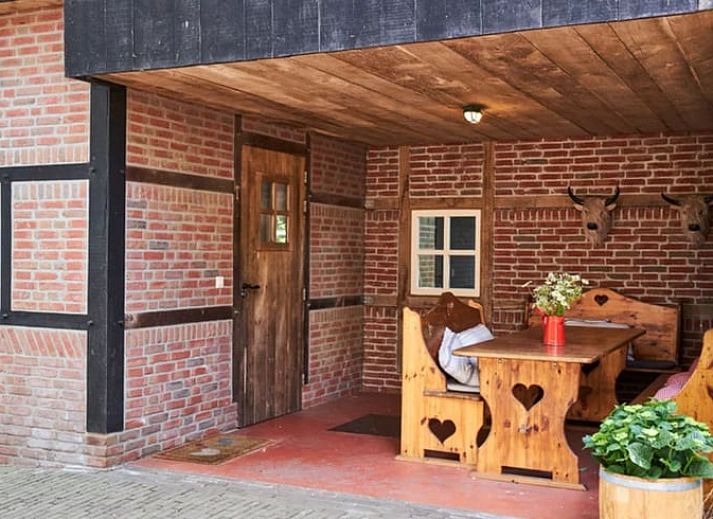 Blick in die Kueche in Cottage in Mander, Ferienhaus in Mander, Twente, mit warmem Holzboden.