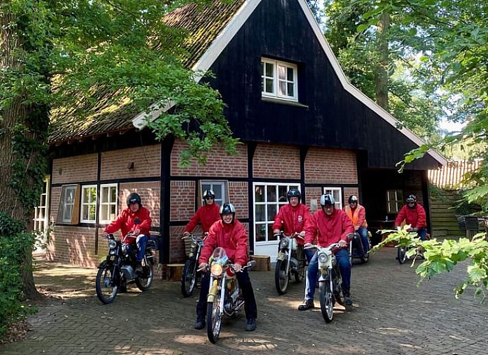Blick in die Kueche in Cottage in Mander, Ferienhaus in Mander, Twente, mit warmem Holzboden.