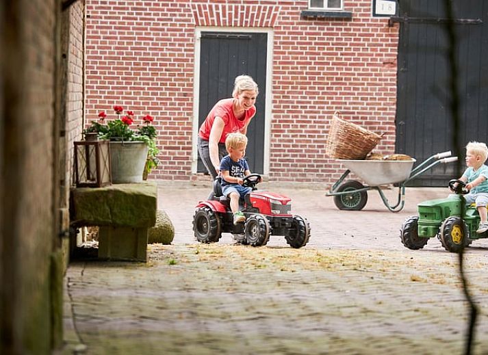 Gemuetliches Wohnzimmer in Cottage in Mander, Ferienhaus in Mander, Twente, mit grossen Fenstern und natuerlichem Licht.