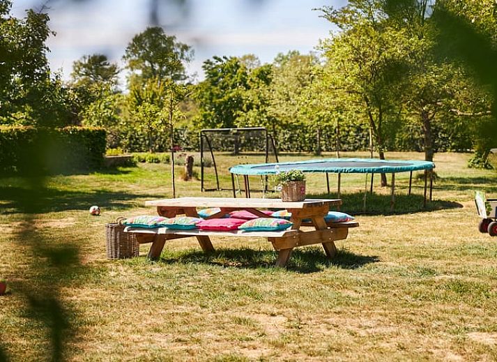 Gemuetliches Wohnzimmer in Cottage in Mander, Ferienhaus in Mander, Twente, mit grossen Fenstern und natuerlichem Licht.