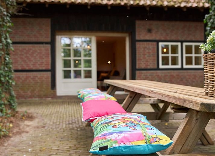 Gemuetliches Wohnzimmer in Cottage in Mander, Ferienhaus in Mander, Twente, mit grossen Fenstern und natuerlichem Licht.