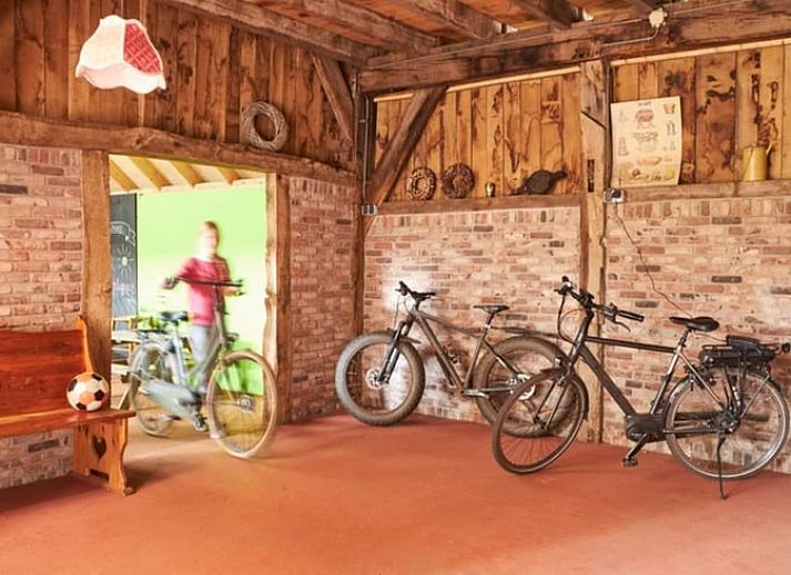 Gemuetliches Wohnzimmer in Cottage in Mander, Ferienhaus in Mander, Twente, mit grossen Fenstern und natuerlichem Licht.