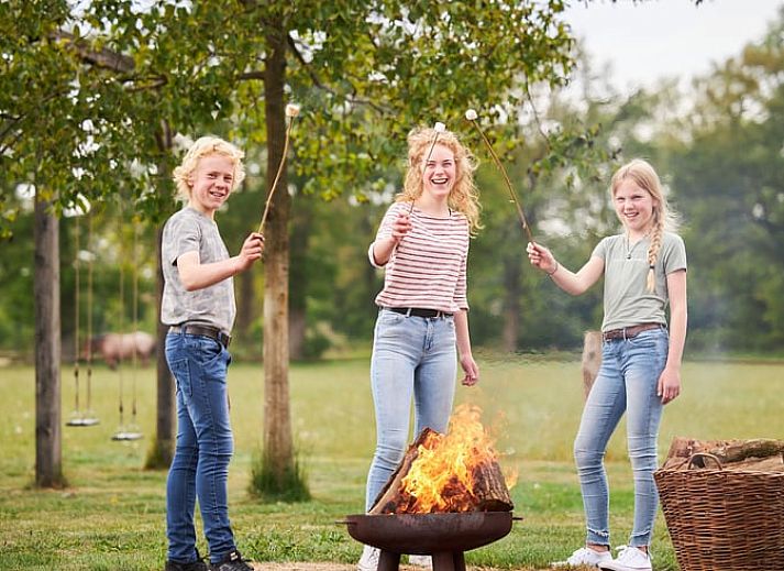 Kitchen overlooking dining room in Cottage in Mander, Twente.