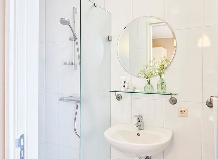 Kitchen overlooking dining room in Cottage in Mander, Twente.