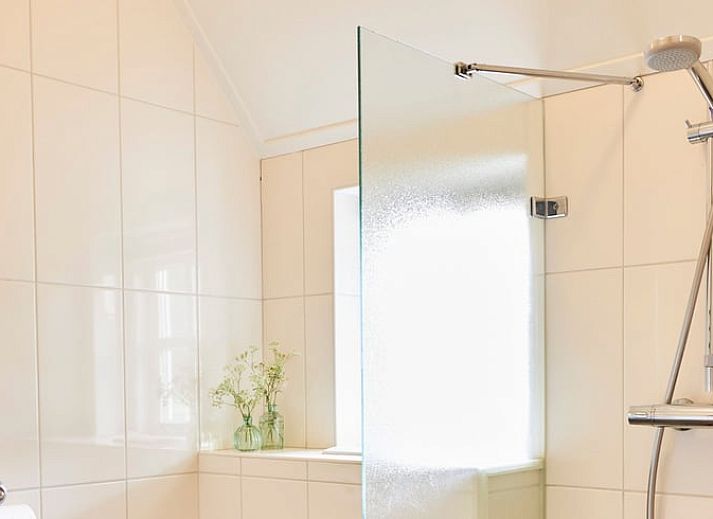 Open kitchen and dining area in Cottage in Mander, vacation home in Overijssel.