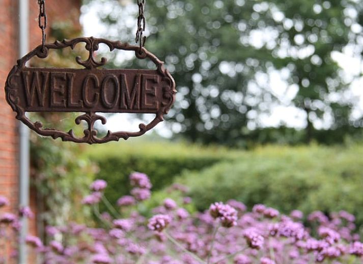 Ferienhaus in Mander, in der gruenen Landschaft von Twente, Overijssel, mit einem grossen Garten und einer schoenen Backsteinfassade.