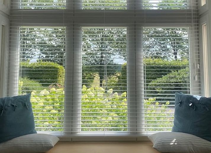 Ferienhaus in Mander, in der gruenen Landschaft von Twente, Overijssel, mit einem grossen Garten und einer schoenen Backsteinfassade.