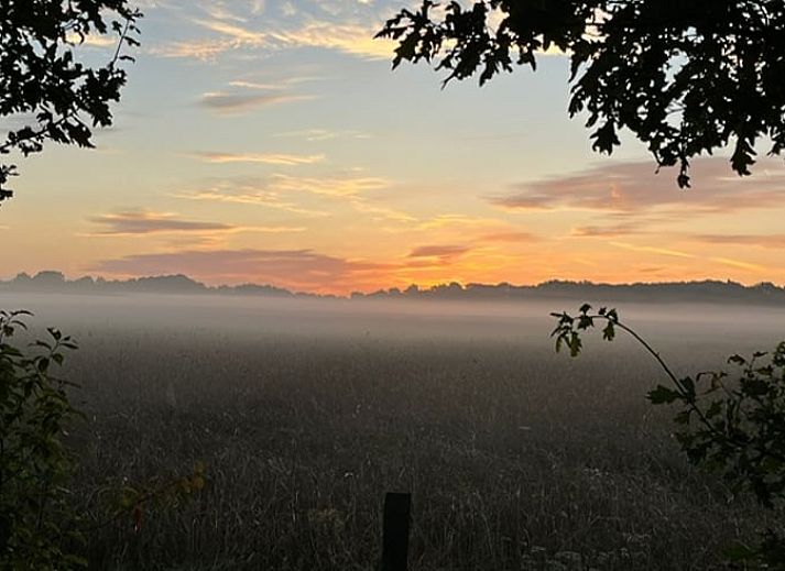 Willkommensschild am Eingang des Ferienhauses in Mander, Twente, Overijssel, umgeben von schoenen Blumen und Gruenanlagen.