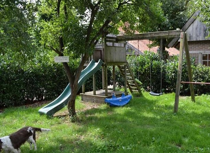 Gezellige eetkamer in vakantiehuisje in Mander, Twente, met houten interieur en lange tafel.