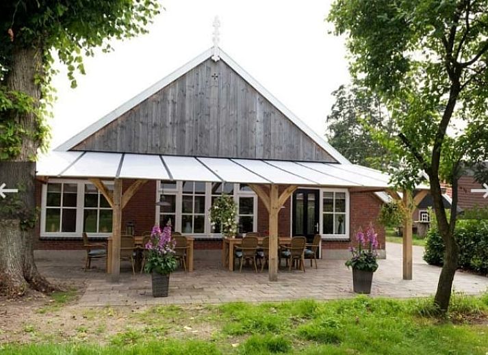 Comfortabele slaapkamer met twee bedden in vakantiehuisje in Mander, Twente, Overijssel.