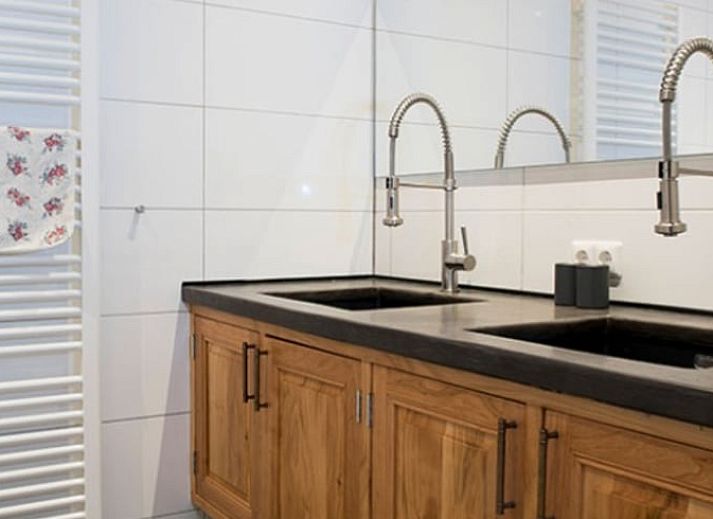 Comfortabele slaapkamer met twee bedden in vakantiehuisje in Mander, Twente, Overijssel.