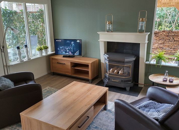 Hosta vakantiehuis in Ootmarsum, Twente met groene tuin en terras omringd door natuur.