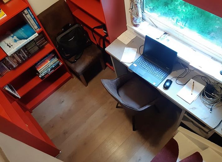 Ruim terras van Vakantiehuis in Nutter, Twente, met comfortabele zithoek en natuurlijke omgeving.